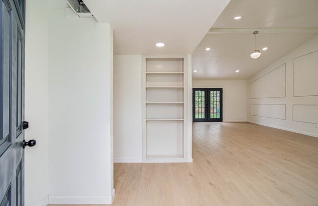 Building Photo - 6903 Blue Ridge Dr