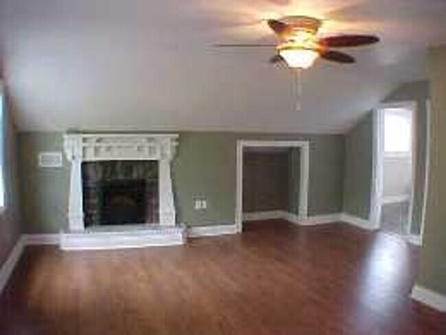 Building Photo - 3 Bedroom 2 Bath Cottage Style Home with Large Den