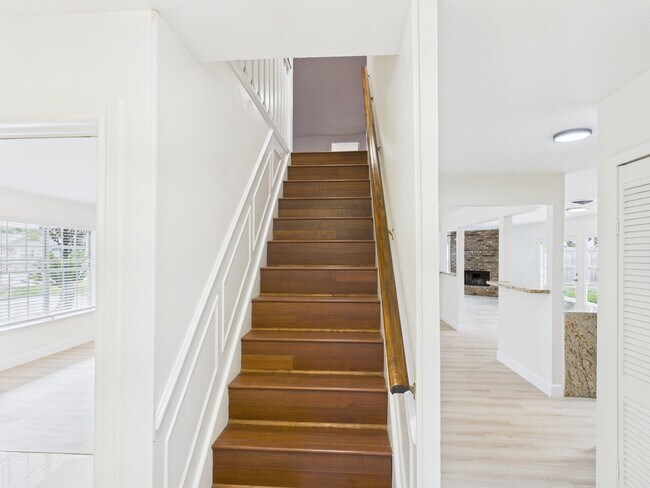 Building Photo - 9526 Meadowcroft Dr