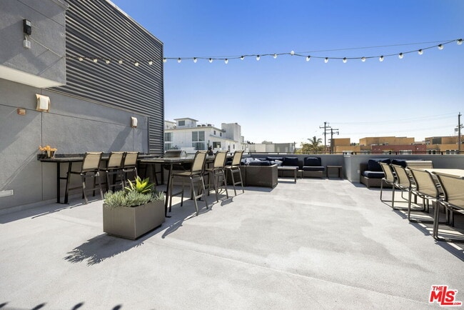 Building Photo - 13337 Beach Ave