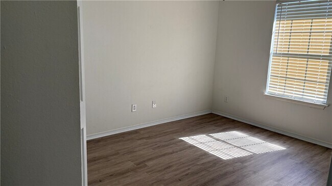 Building Photo - 621 E 1st St