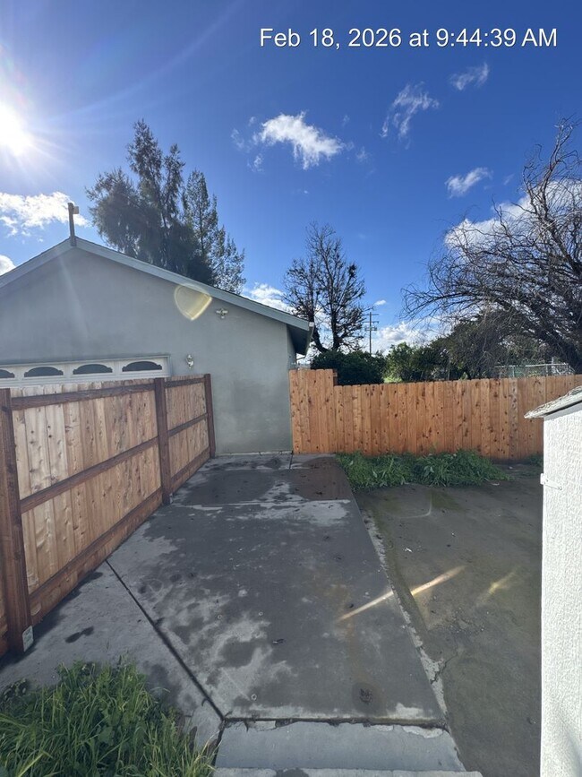 Building Photo - Woodlake Home! Available Now!