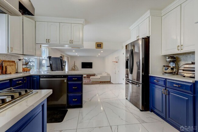 Building Photo - 23 Gramercy Dr