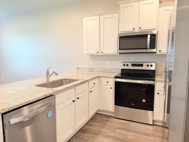 Building Photo - 3 Bed/2.5 Bath Townhome - Prime Pensacola ...