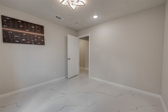 Building Photo - 12055 Fairpoint Dr