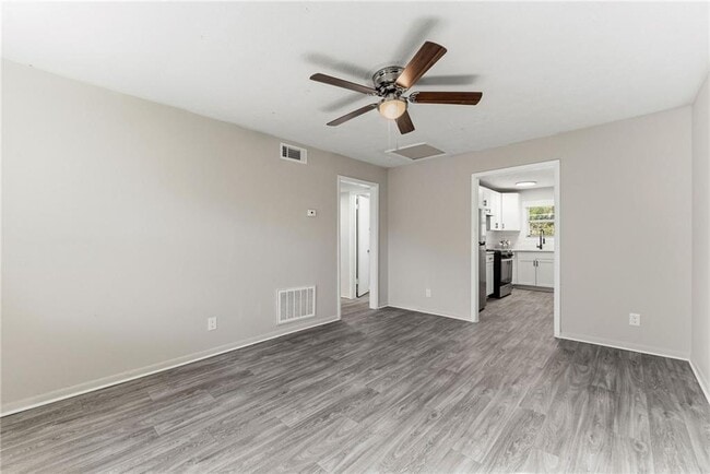 Building Photo - 558 College St