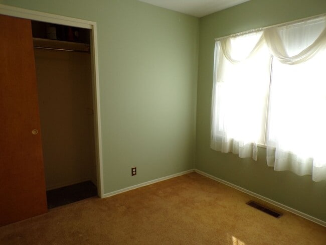 Building Photo - Light-Filled Home in Ideal Traverse City Neighborhood