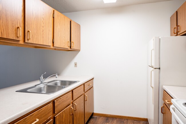 Fargo, ND Candlelight Apartments | 11B | Kitchen - Candlelight