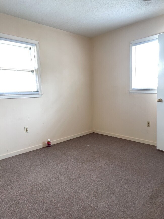 Building Photo - Broadway Lake Townhouse Style Apartment