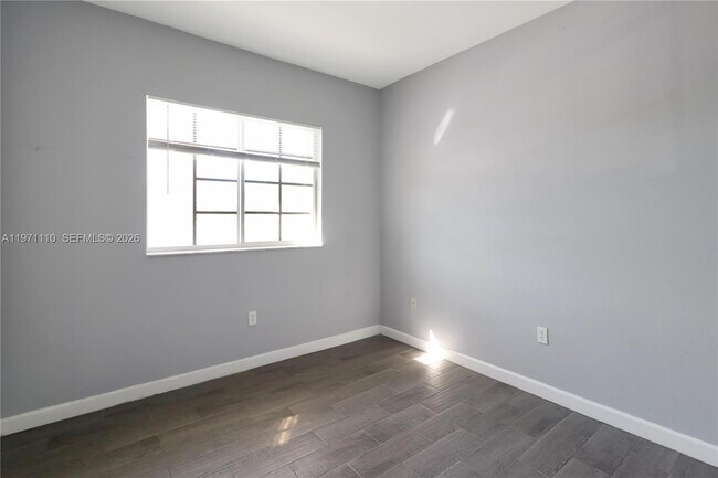 Building Photo - 373 NE 26th Pl