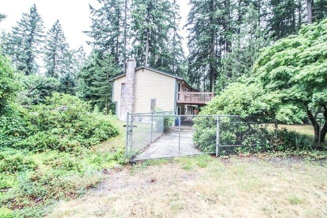 Building Photo - !! $3500 for 18 month lease !!  Private La...