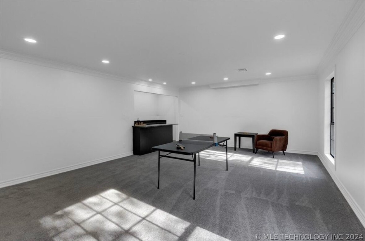 Building Photo - 11016 S Jamestown Ave