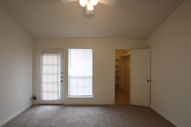 Building Photo - Available Now! 2 Bedroom 2 BathTownhome!