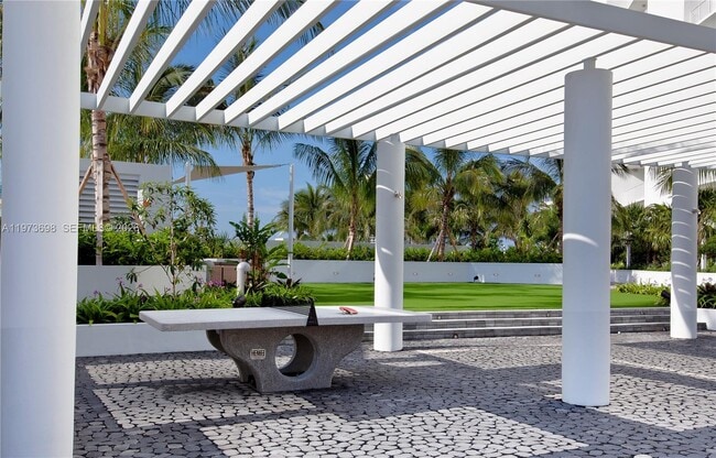Building Photo - 2020 N Bayshore Dr