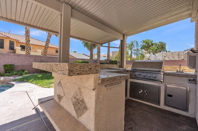 Building Photo - LUXORY 5 BEDROOM 3 1/2 BATH HOME LOCATED I...