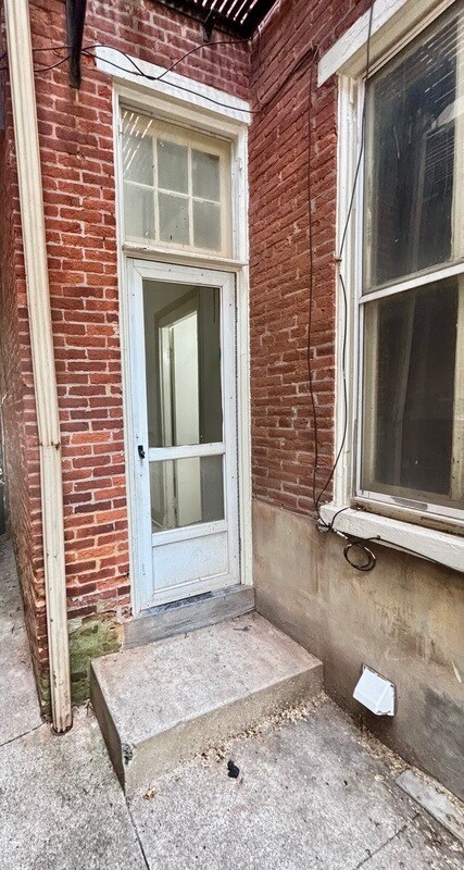 Building Photo - 156 E Walnut St