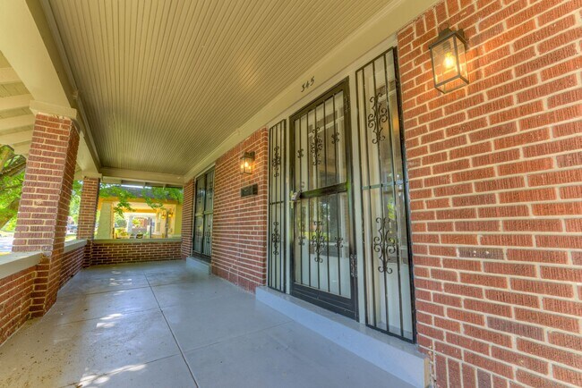 Building Photo - Updated 3 bed/1 bath - walk to Crosstown Concourse