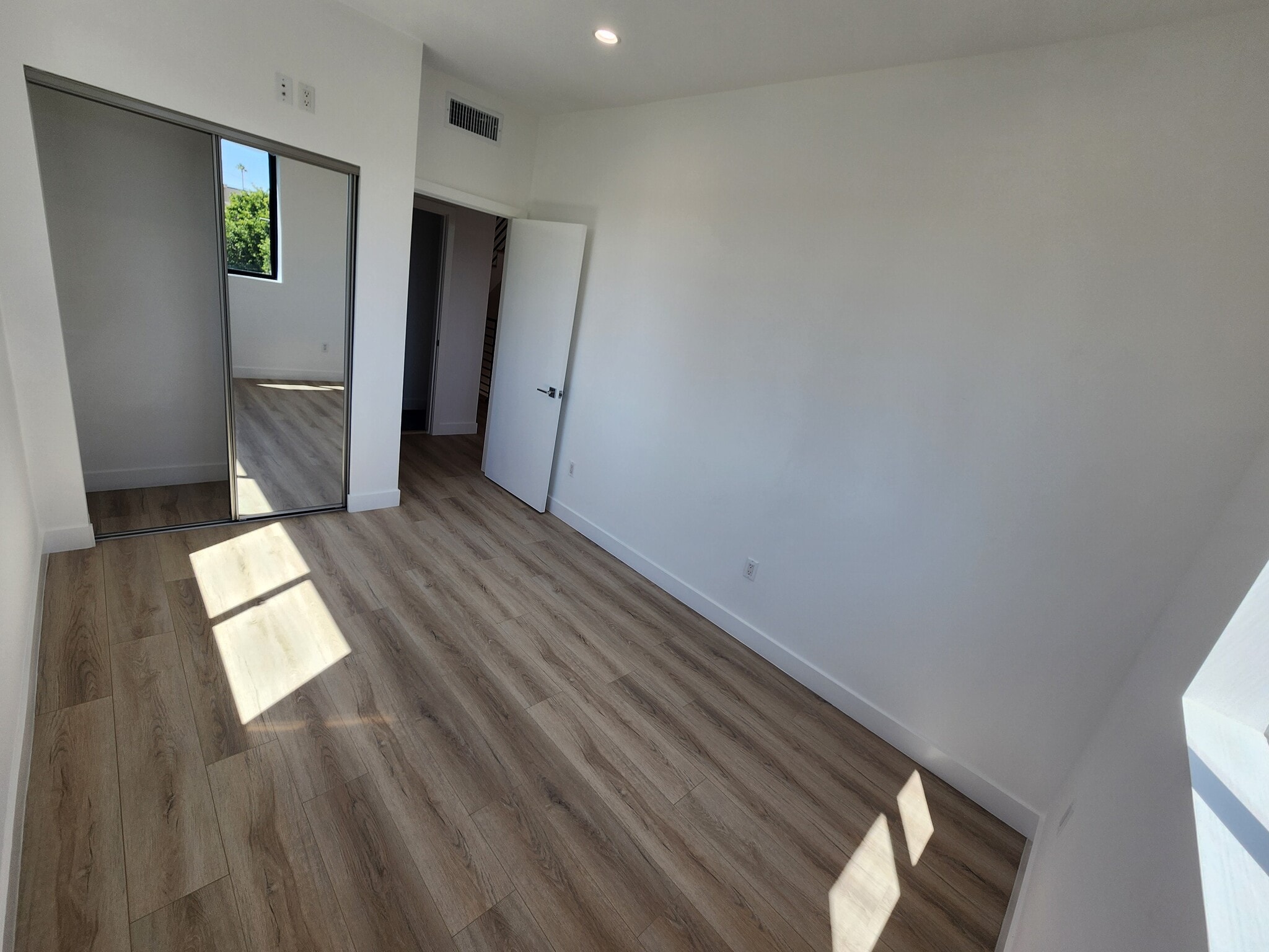 Building Photo - 6061 Fulton Ave