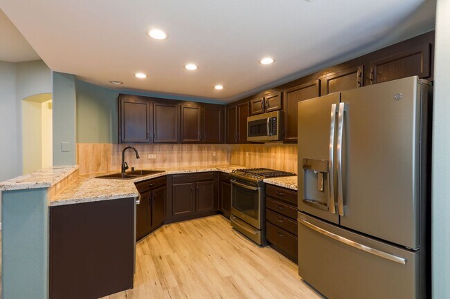 Building Photo - Beautiful 2 Bedroom With 2 Car Garage Summ...