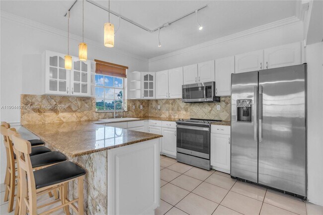 Building Photo - 1541 E 6th Ct