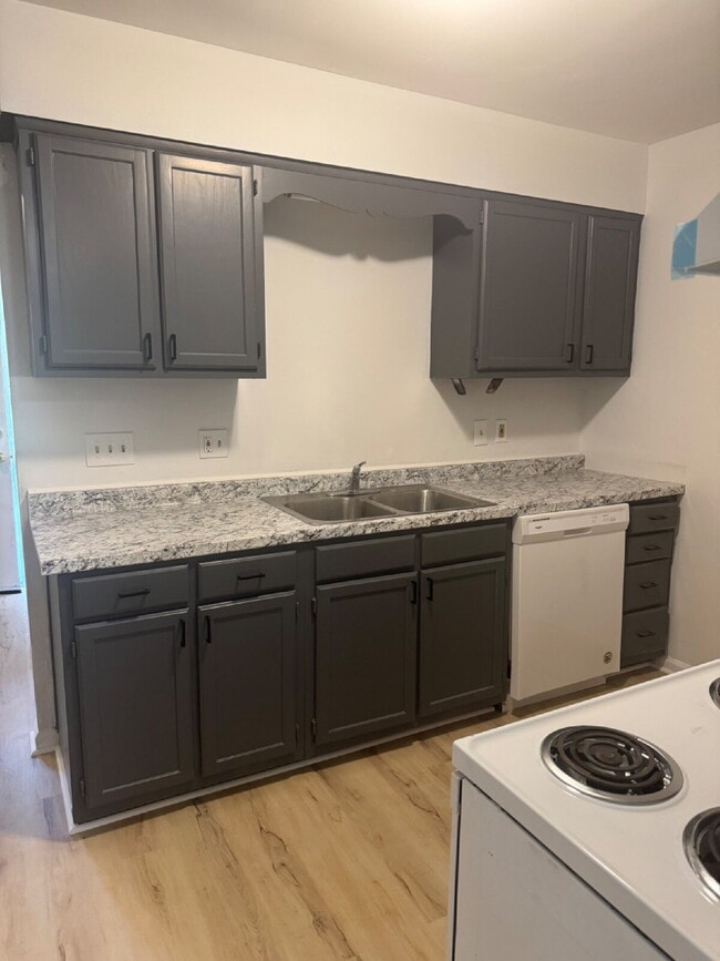 Building Photo - Newly remodeled townhome