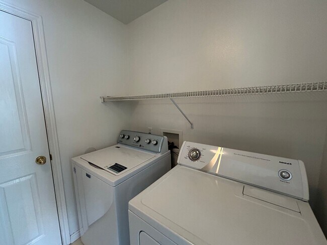 Building Photo - Top Floor Condo in great location!