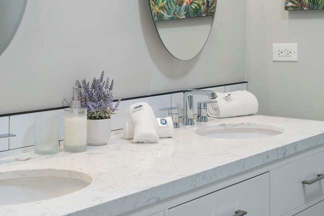 Building Photo - 1900 W 17th St