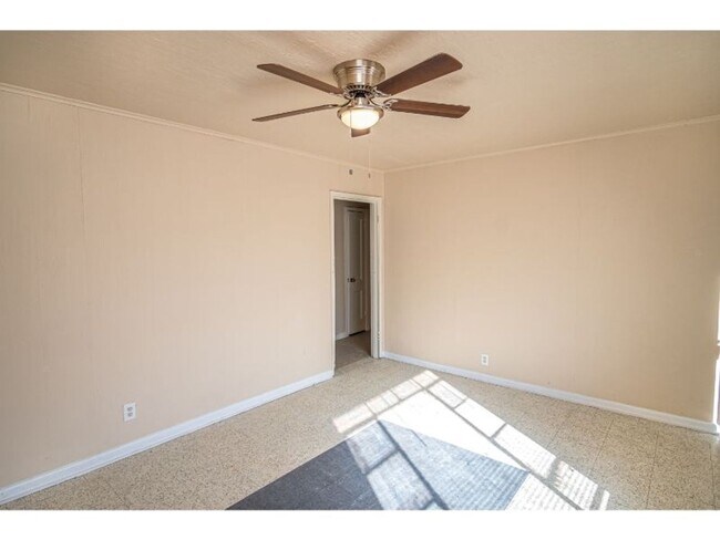 Building Photo - Cozy Remodeled Home Near Downtown