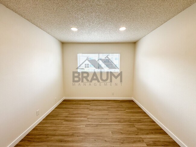 Building Photo - 14801 Delano St