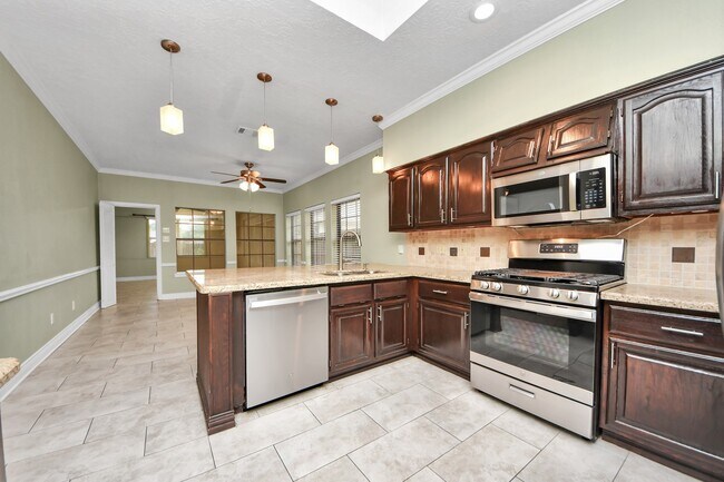 Building Photo - 15818 Sweetwater Creek Dr