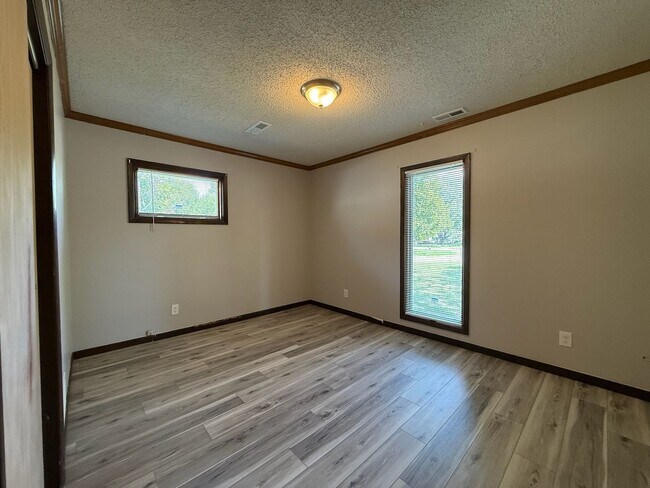 Building Photo - 3 bedroom 1 bath near 37th & Topeka