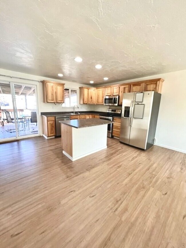 Building Photo - 4 Bedroom 2 Bath Home Boise North End