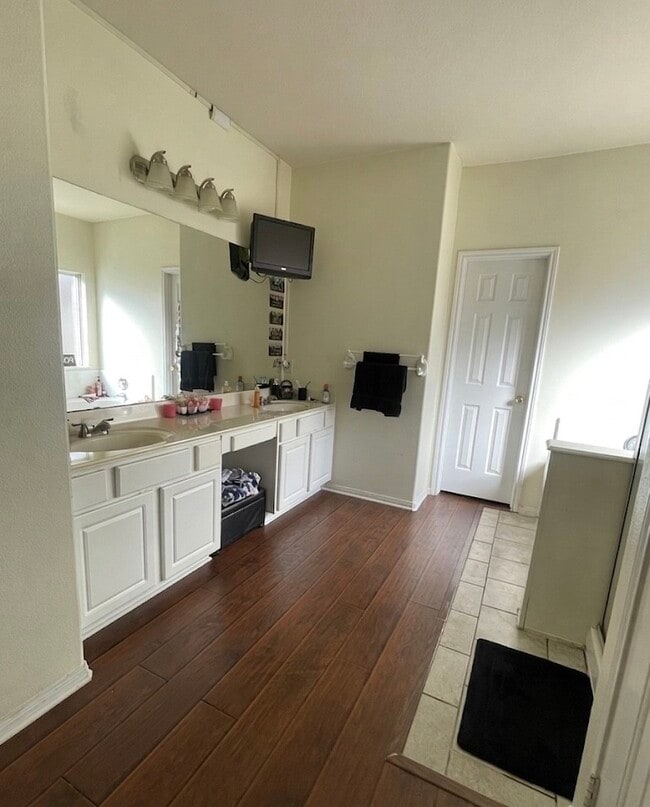 Building Photo - 931 N Sky Dr