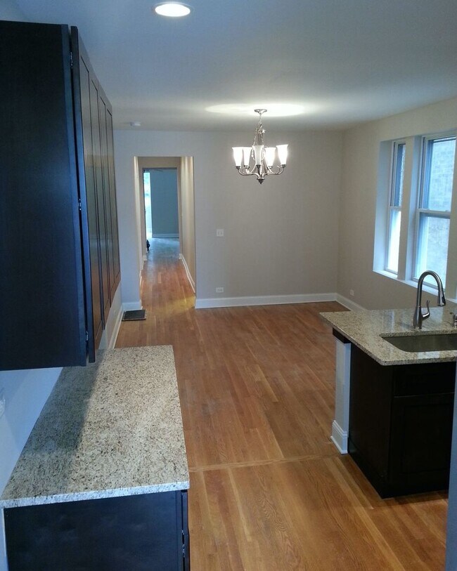 Building Photo - 5010 N Troy St