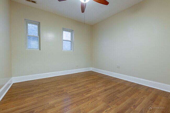 Building Photo - 6819 S Ridgeland Ave