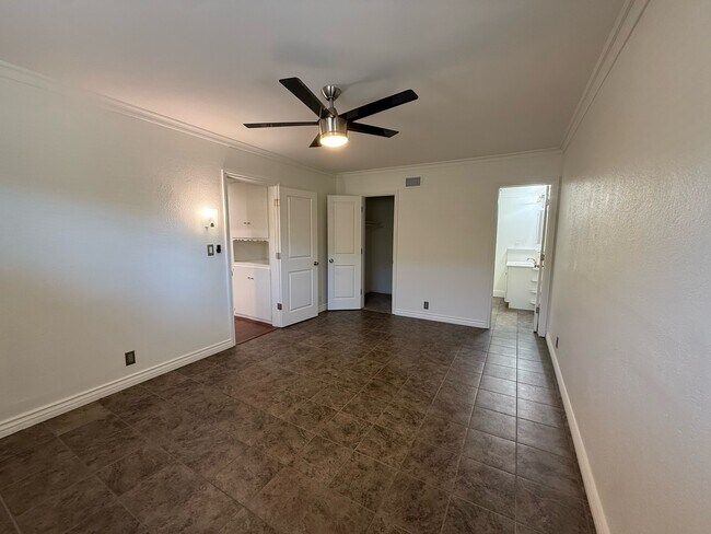 Building Photo - 1324 E Hickory Ln