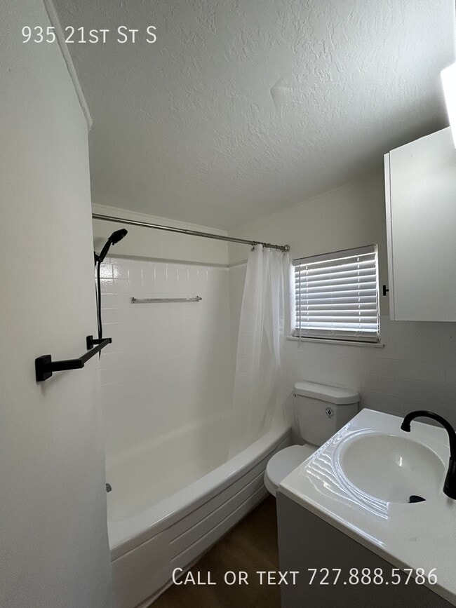 Building Photo - 935 21st St S