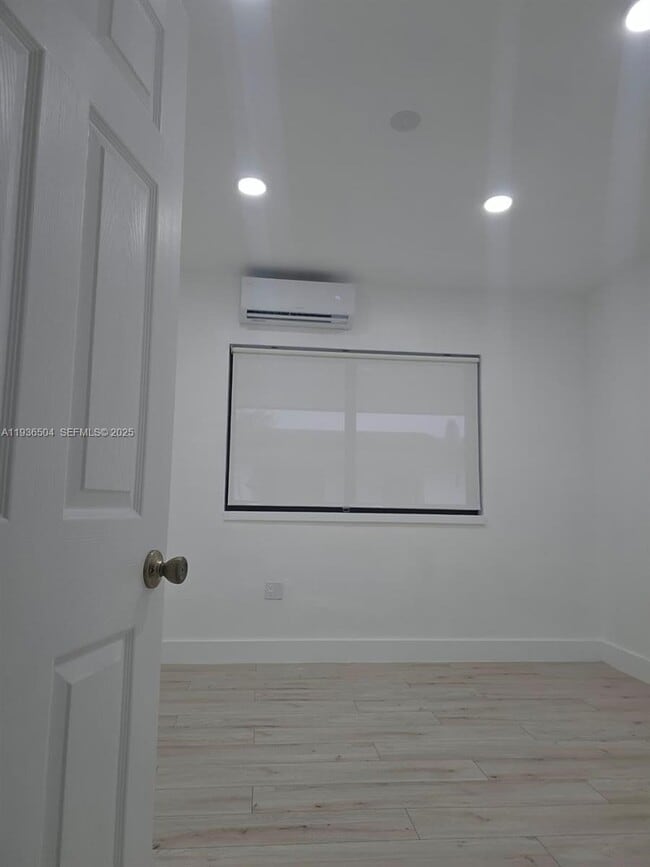 Building Photo - 14410 NE 5th Pl