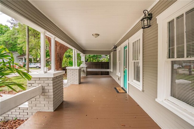 Building Photo - "Charming 3-Bed, 2-Bath Gem in Tampa's Hea...