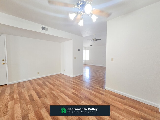 Building Photo - 8282 Meadowhaven Dr