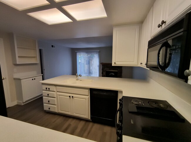 Building Photo - Newley Updated 4 bedroom, 2.5 bathroom Tow...