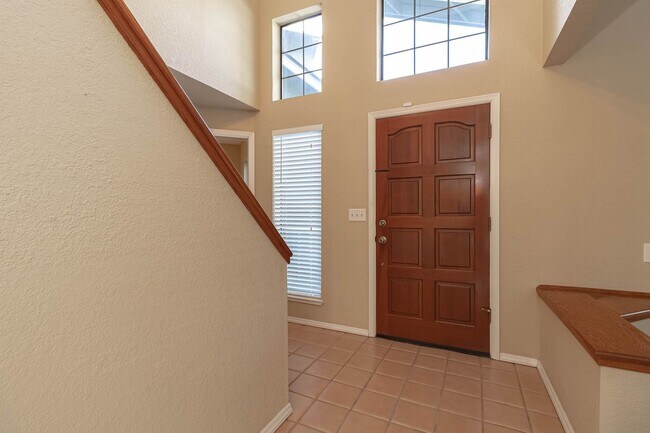 Building Photo - Two story home located near major shopping and restaurants!