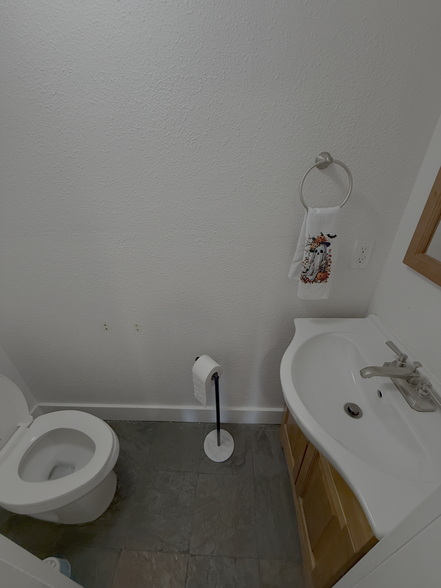 half bath - 4626 MacArthur Ln