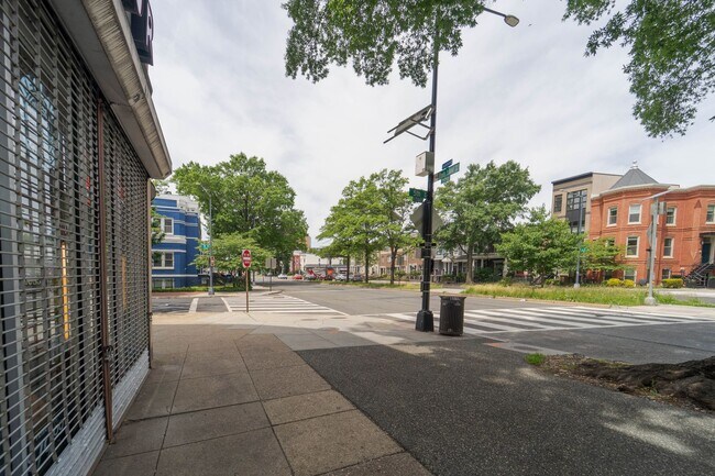 Building Photo - Spacious 1 BD 2 BA Apartment in the Histor...