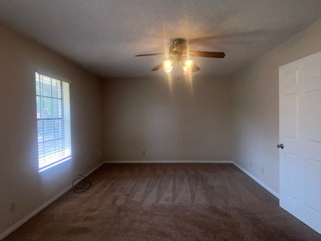 Building Photo - LARGE 4 BEDROOM BELTON ISD