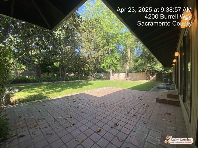 Building Photo - Sprawling Ranch with Open Floorplan & Exce...