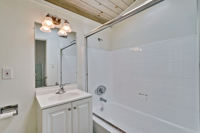Building Photo - 2 Bedroom 1 Bath Two Story Townhome