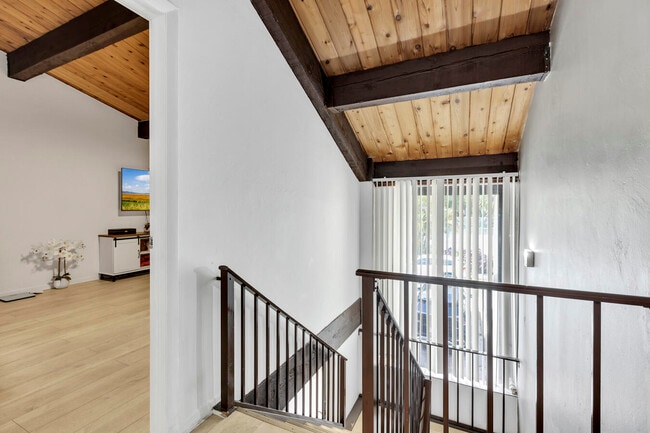 Building Photo - 720 E Coco Plum Cir