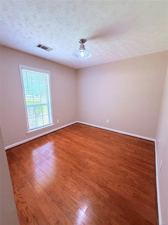 Building Photo - 11 Twin Oaks Ln