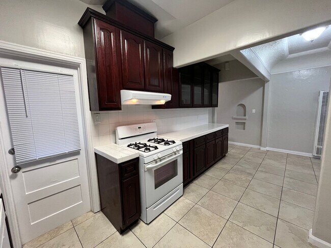 Building Photo - LARGE UPSTAIRS 2 BEDROOM 1 BATH, BUILDING ...